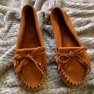 Minnetonka women’s kilty hardsole leather moccasins size 8.5